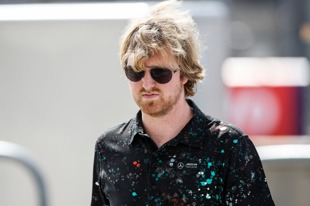 لومینار ادعا میکند که آستین راسل، بنیانگذار این شرکت، از ابلاغیه در پرونده ورشکستگی فرار میکند